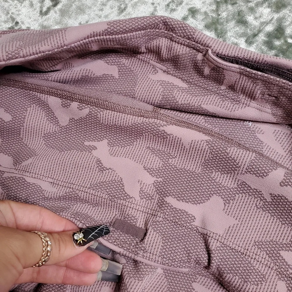 Athleta Ultimate Stash Pocket Camo Capri - Picture 7 of 7